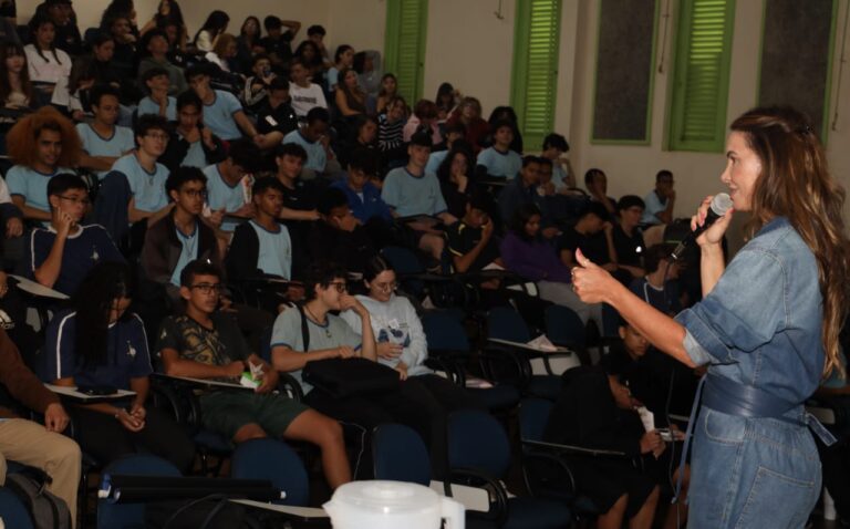 PEM leva debate sobre violência de gênero a estudantes do Cruzeiro