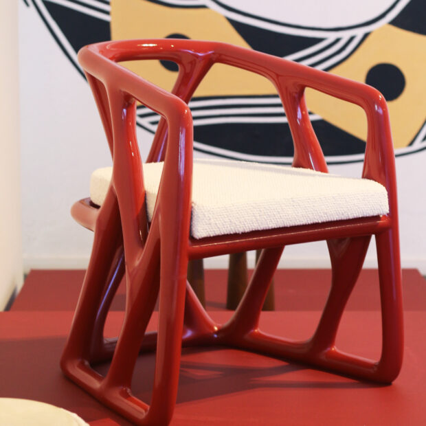 Cadeira criada por algoritmo e impressa sob medida estreia na Brasília Design Week 2026