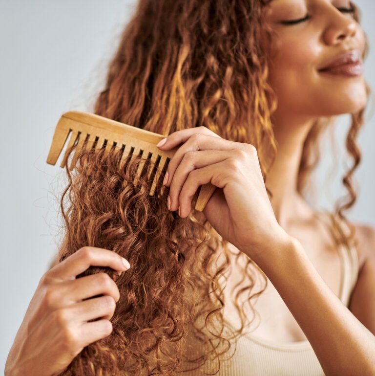 8 alimentos que ajudam a reduzir a queda de cabelo sazonal, segundo especialistas