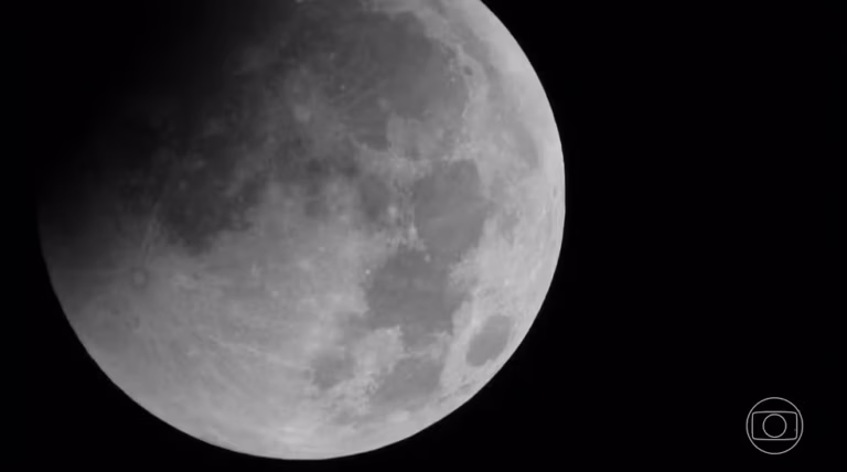 Brasileiros se reúnem por todo o país para assistir ao eclipse parcial da Lua