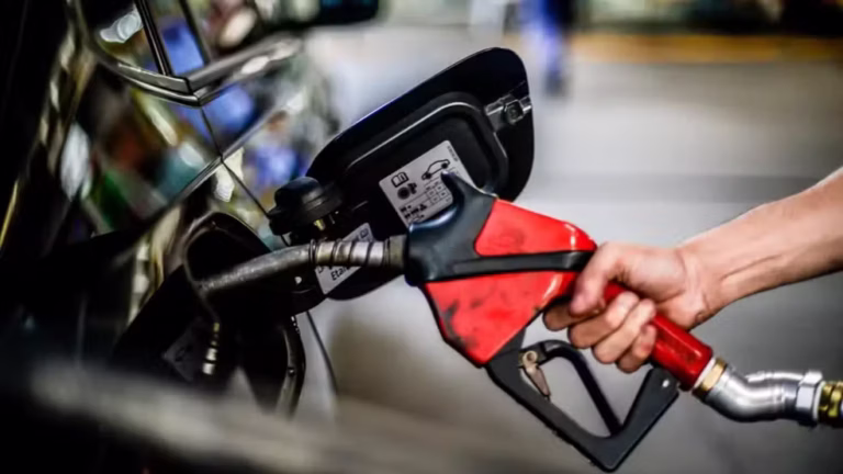 Câmara aprova projeto que permite uso de receita de petróleo para reduzir preço de combustível e amplia gastos fora do teto