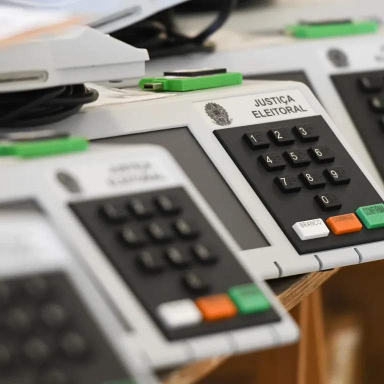 TRE do DF começa a lacrar urnas eletrônicas para as eleições; capital terá mais de 7,5 mil equipamentos