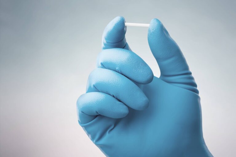 Entidades médicas pedem à Anvisa proibição de chips da beleza