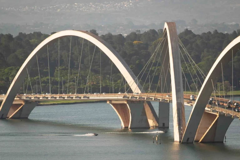 Vistoria do MPDFT aponta comércio, lixo e fogueiras na orla do Lago Paranoá