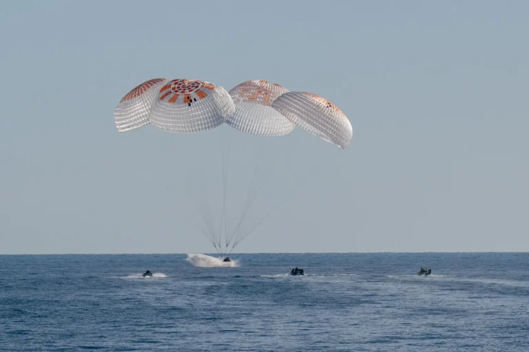 Astronautas da missão Crew-12 retornam à Terra após oito meses na ISS